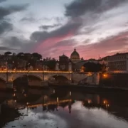 amy-burgess-XSSIChj1avI-unsplash Рим вечером